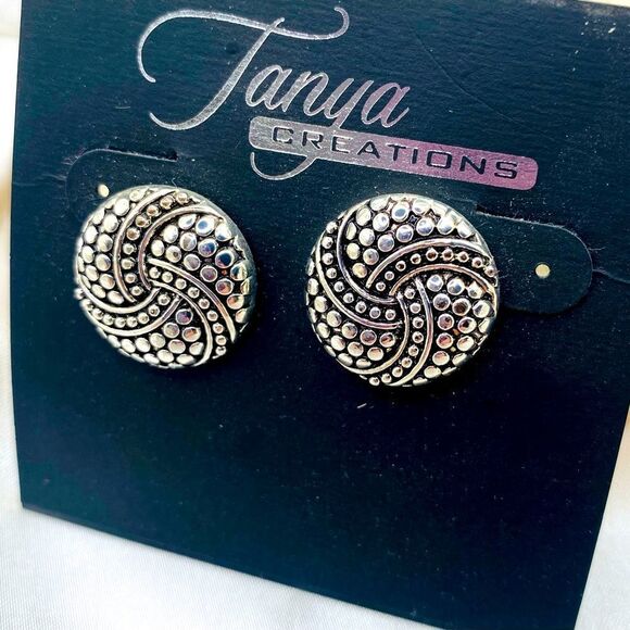 Silver toned small stud button vintage earrings - Picture 1 of 6